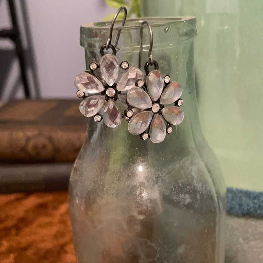 Beautiful floral earrings. Sparkly!